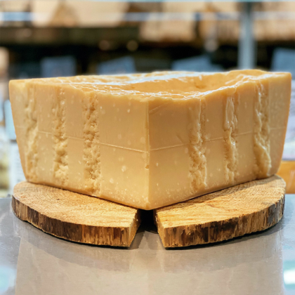gul ost som står på en ek planka, ostbricka